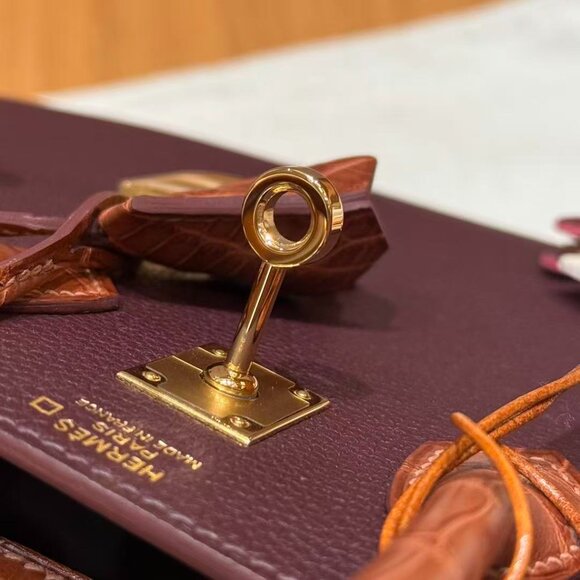 Classic Hermes Bag: A Stylish and Versatile Choice for Elegance - Picture 5 of 6